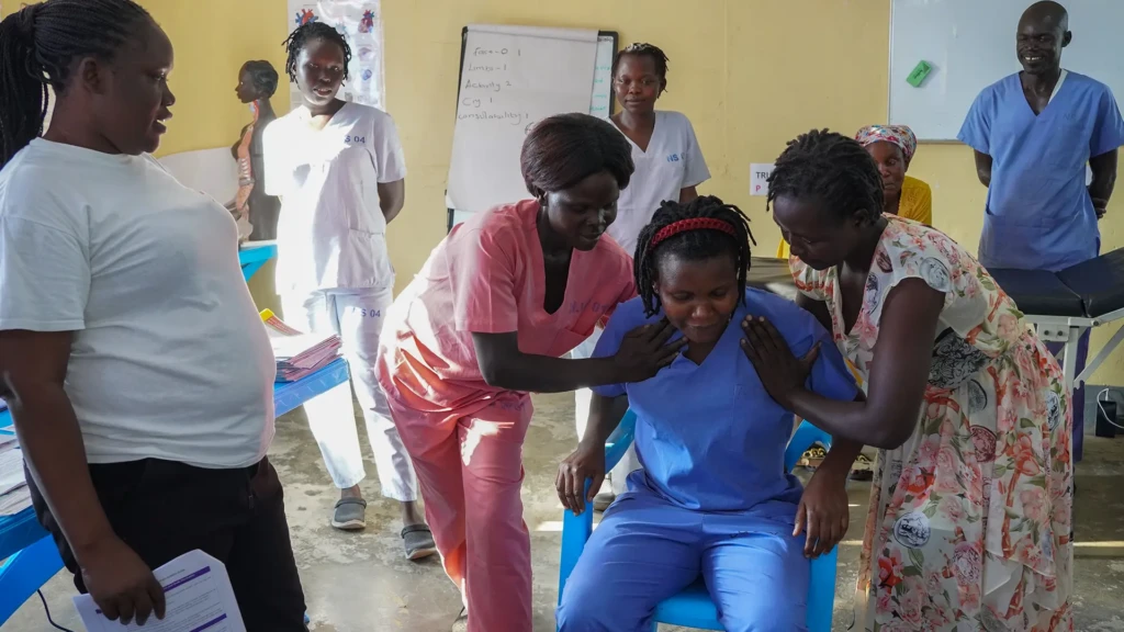 El personal de enfermería y de maternidad practica la movilidad de los pacientes con la orientación de los mentores clínicos de la Academia MSF como parte del programa de capacitación en atención clínica básica de enfermería implementado en el proyecto.