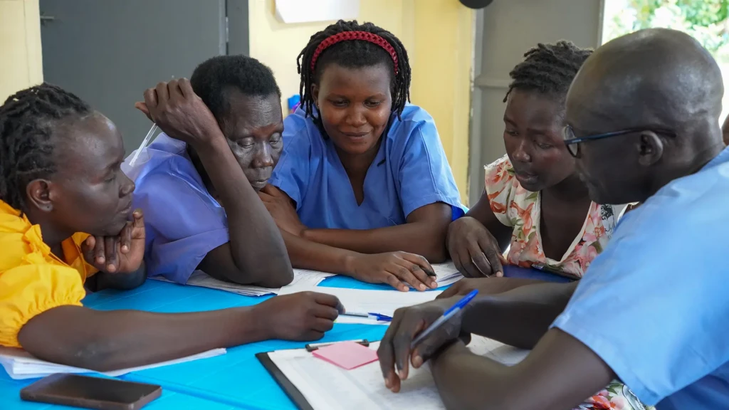 El personal de enfermería y de maternidad asiste a una sesión de aprendizaje facilitada por mentores clínicos de MSF Academy como parte del programa de capacitación en atención clínica básica de enfermería implementado en el proyecto.