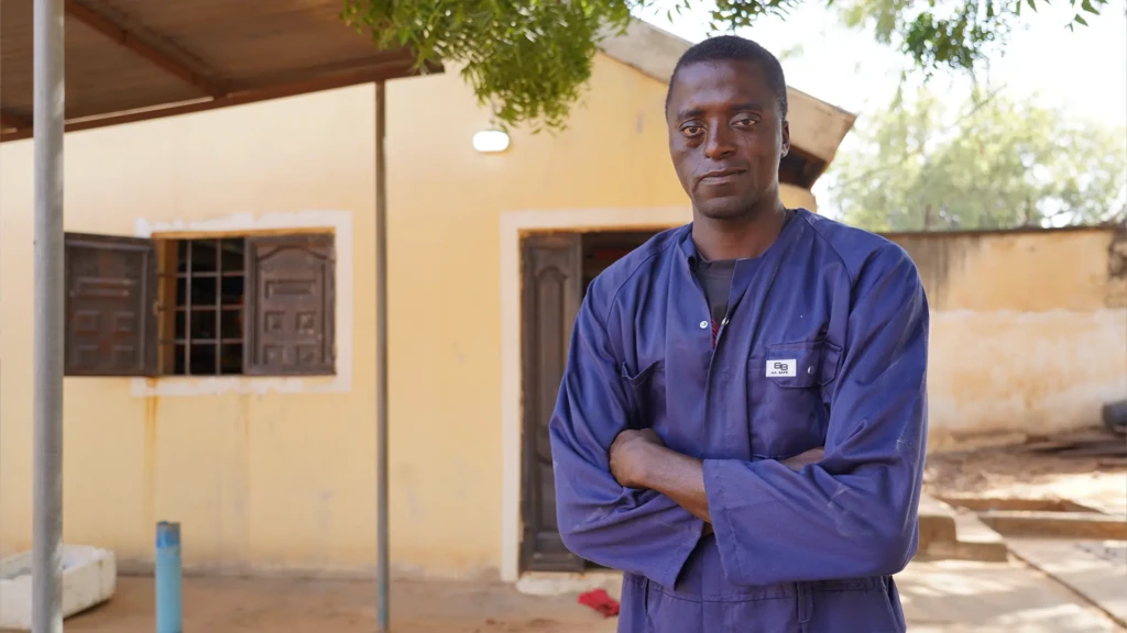Hussaini Usman, sobreviviente de noma y agente de higiene de MSF en el Hospital Infantil Noma en Sokoto, Nigeria.