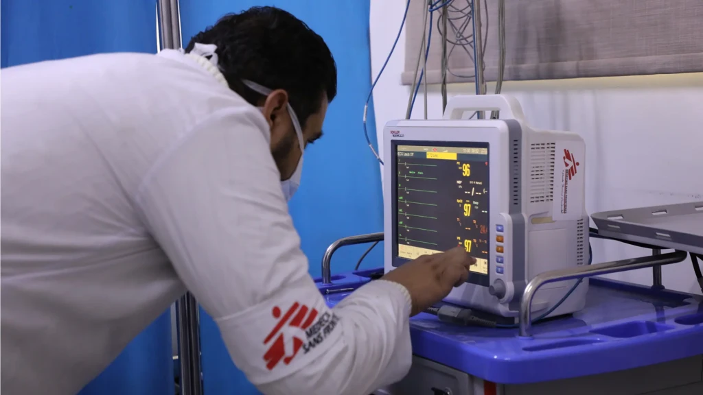 El Dr. Ali Mohammad revisa los monitores de pacientes.