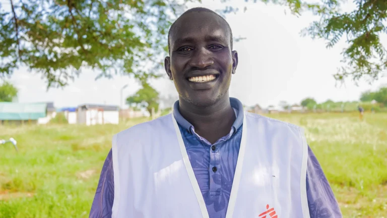 Noon Makor Arop, quien fue mordido por una serpiente. Tras recibir tratamiento, ha trabajado activamente como Supervisor de Promoción de la Salud y Participación Comunitaria de MSF en Abyei.