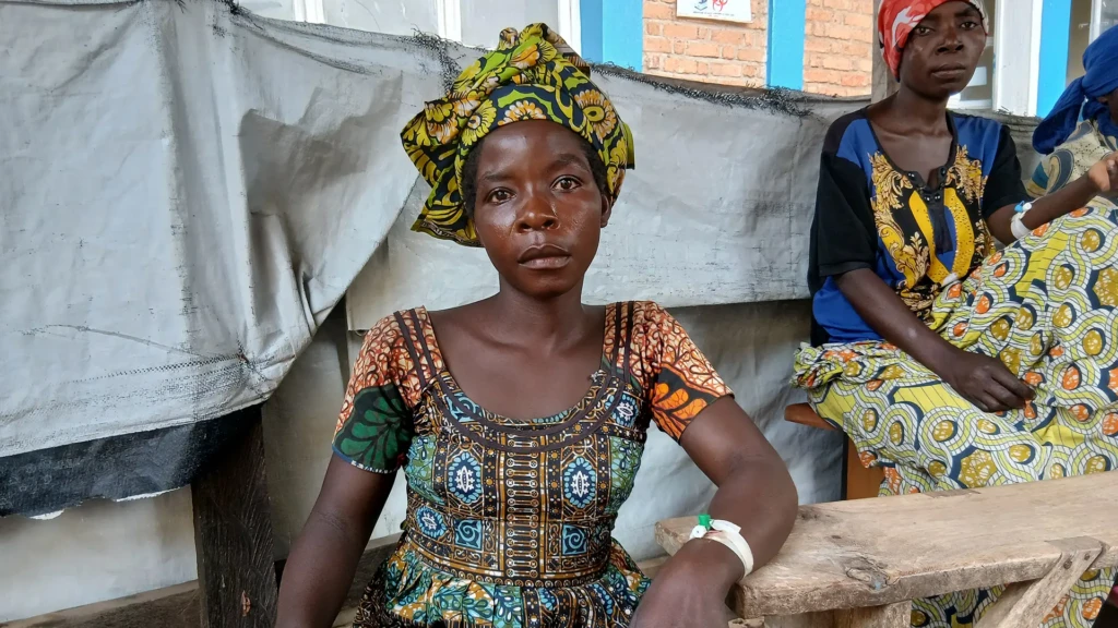 Nakitula, una agricultora de 25 años que padece cólera, es tratada por equipos médicos de MSF en el Hospital General de Sangé, RDC.