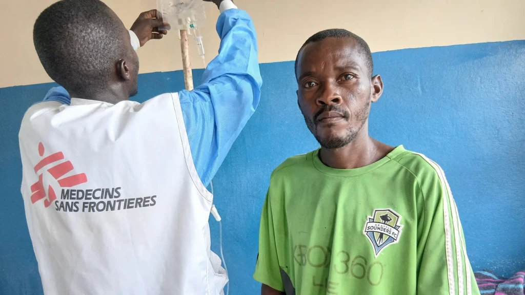Tanishaka, agricultor de 48 años y una de las más de 800 personas infectadas con cólera. Está siendo tratado por MSF en el centro de tratamiento del cólera del hospital Sangé, en la provincia de Kivu Sur, RDC.
