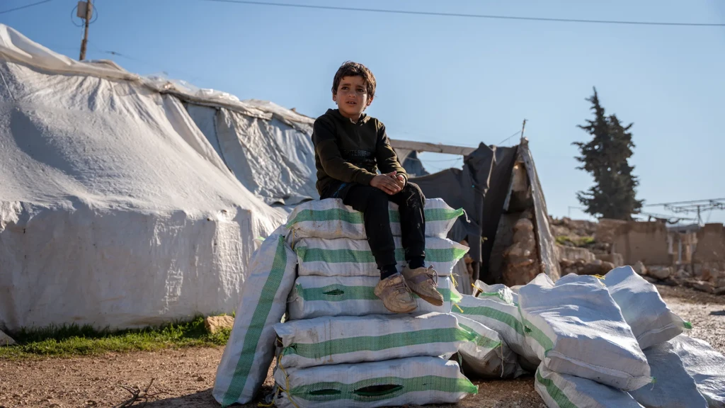 Shadhan, de 6 años, vive con sus padres y cinco hermanos en el campo de Hayat Karima, en la zona de Harem. Conoce el hogar de su familia solo por fotos.