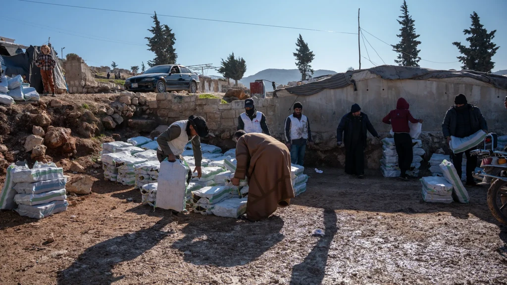 El equipo de MSF distribuye materiales de calefacción a personas desplazadas en la gobernación de Idlib, como respuesta a la ola de frío que azotó la zona.