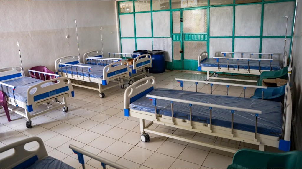 Dentro de la sala de aislamiento de seis camas que MSF construyó en el Hospital Primario de Bachuma. Esta sala apoyará la atención rápida de casos sospechosos de enfermedades infecciosas. Etiopía, enero de 2026.