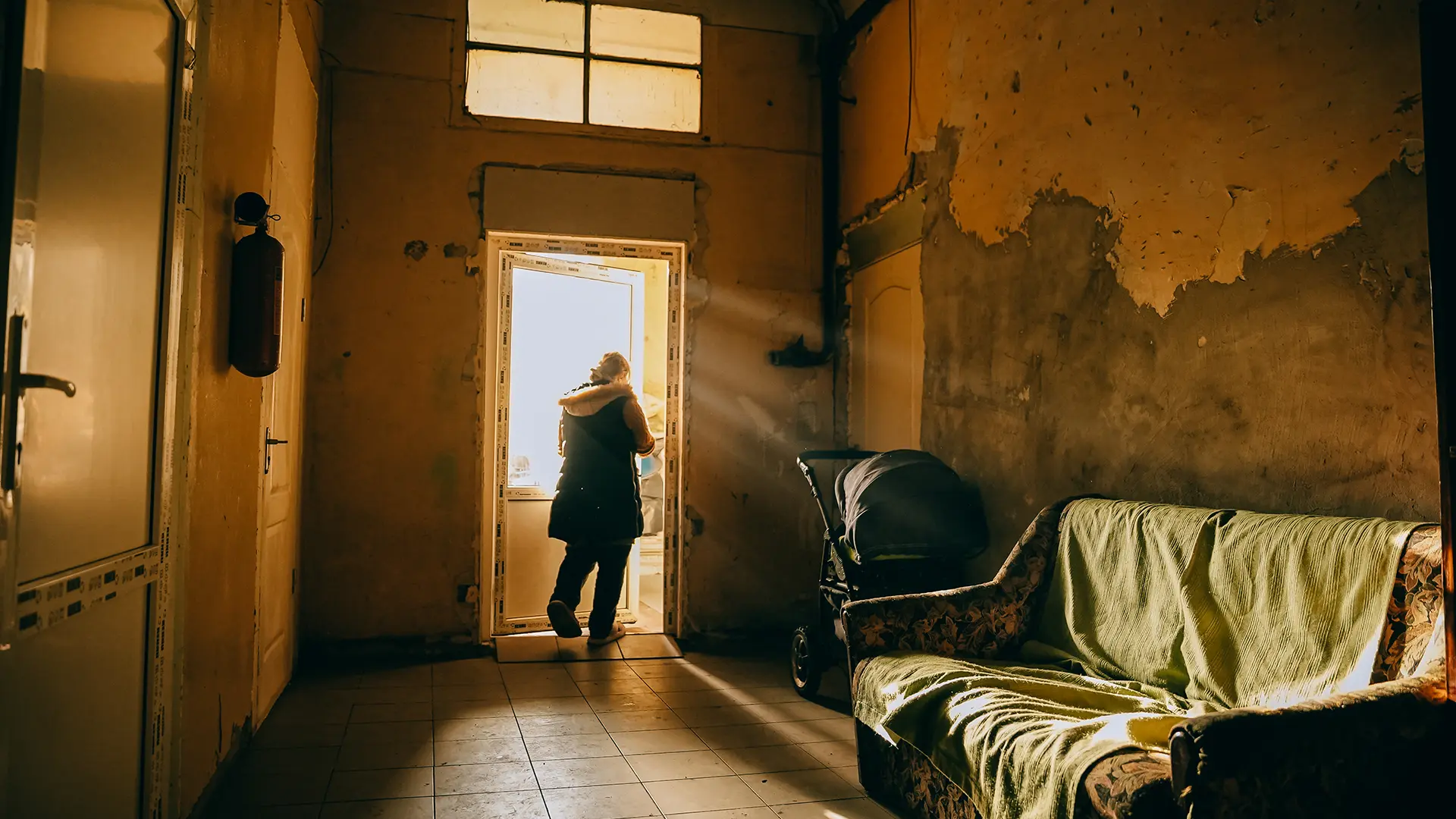 Yuliia Murashkina ocupa dos habitaciones con su familia en un albergue en Dnipro, que antiguamente era un instituto científico. Ucrania, febrero de 2026.