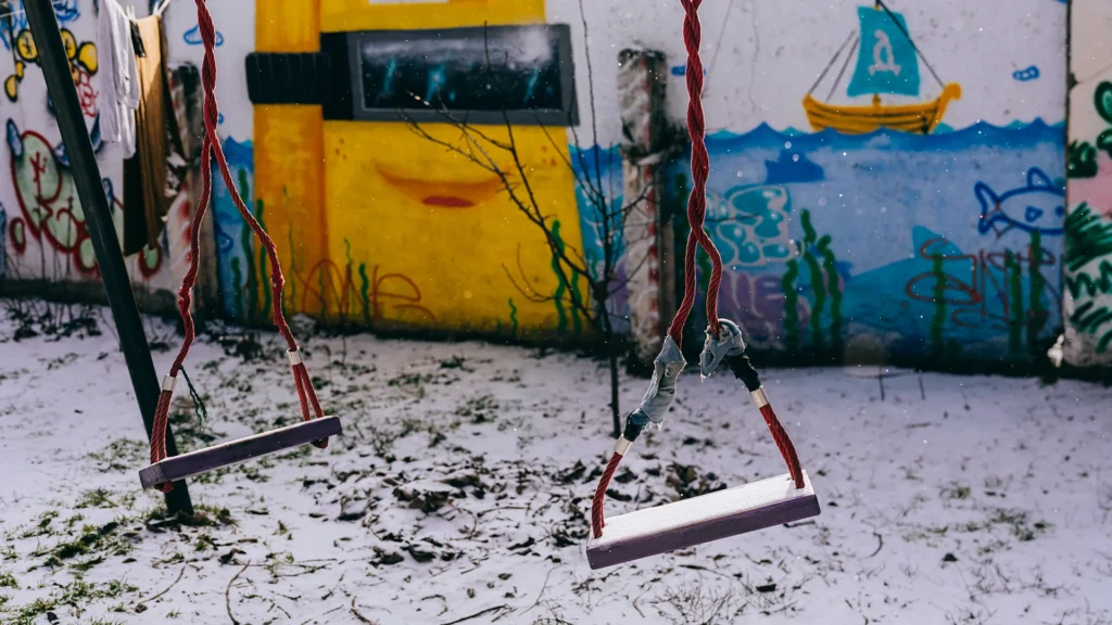 “Muchas familias vinieron aquí con niños pequeños. Ahora ya son grandes y corren solos. El tiempo vuela”, dice Anastasiia Kravchenko, administradora de unl refugio, quien también vive allí.