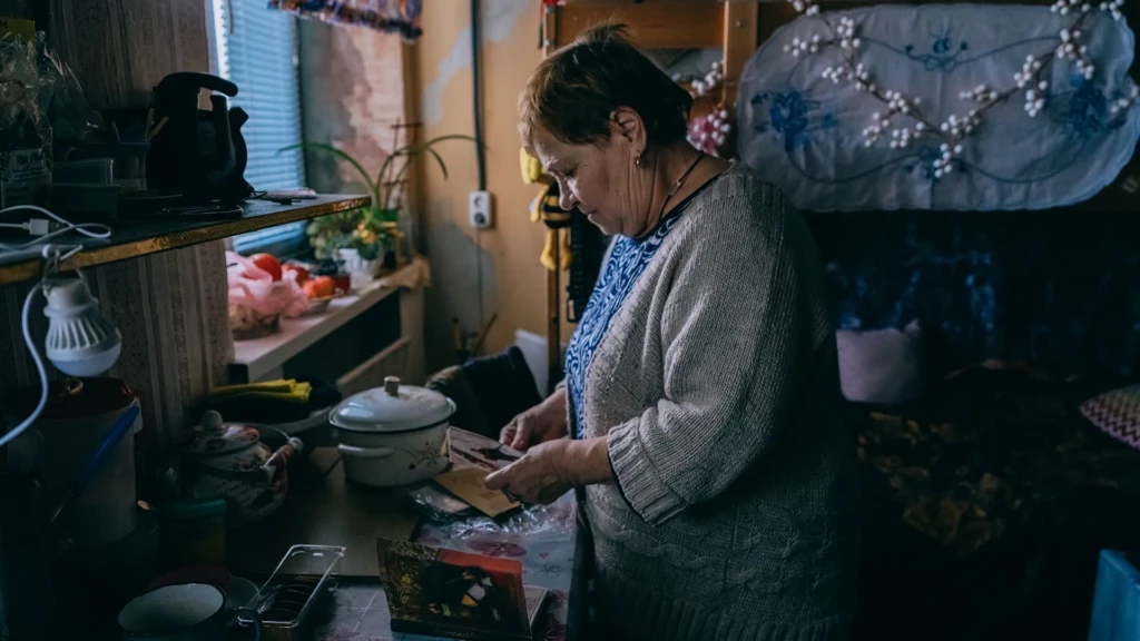 El vecino de Zinaida, con quien se mantenía en contacto, contó que durante la ocupación, soldados rusos que entraron en Lyman robaron su casa.