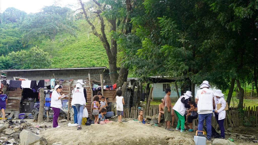 Familias enteras recibien la vacunación.