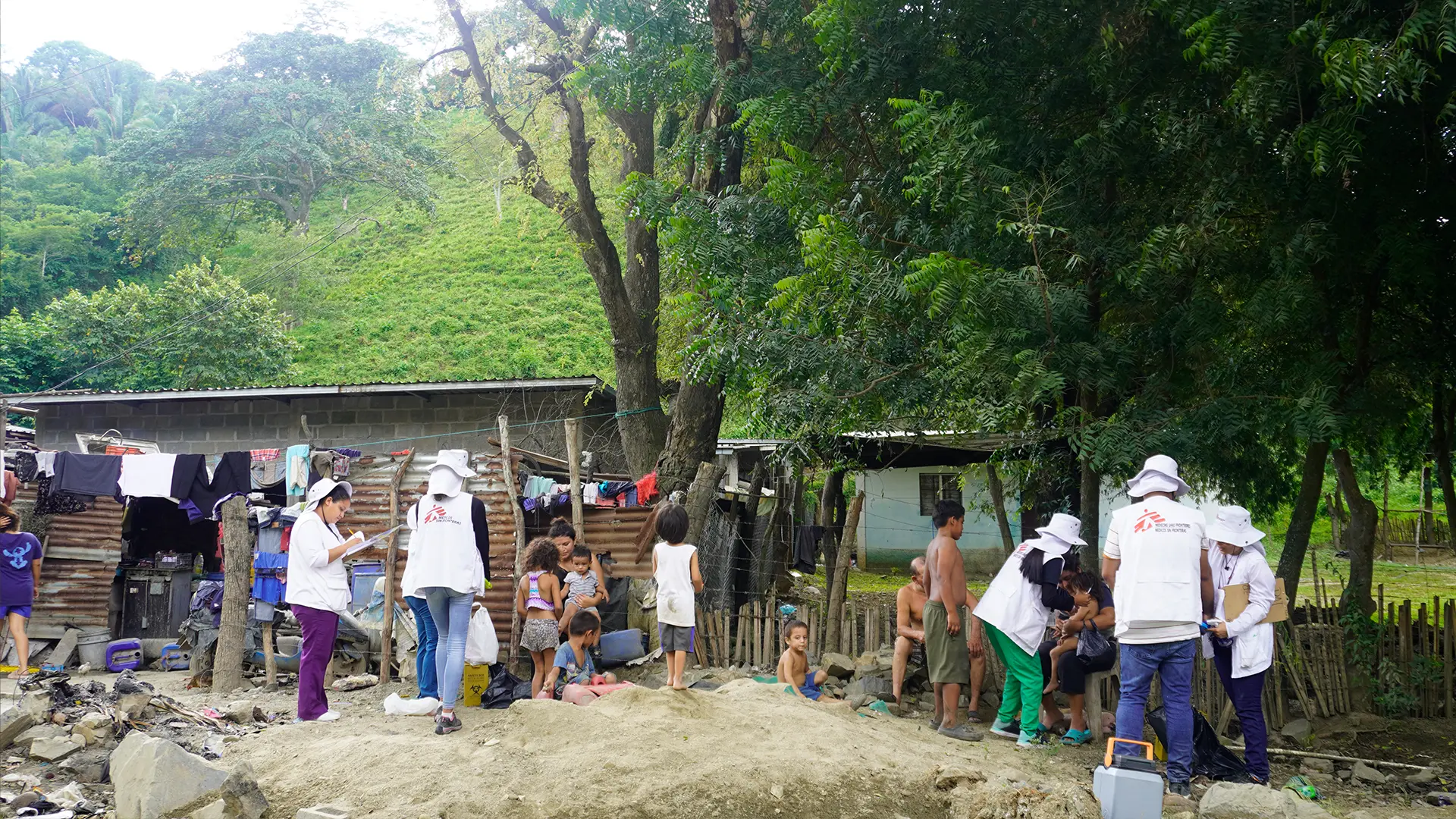 Familias enteras recibien la vacunación.