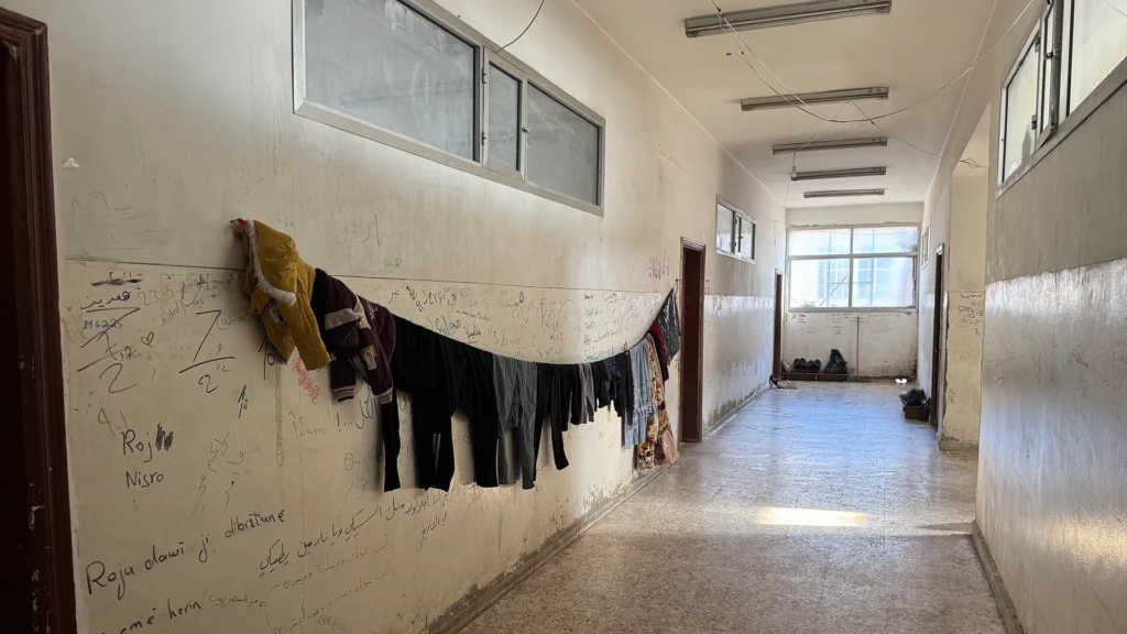 Muchos refugios que alojan a desplazados en Qamishli son antiguas escuelas, a menudo sin mantenimiento.