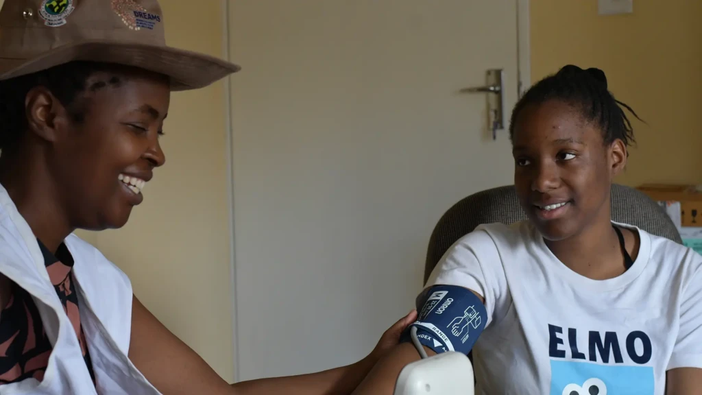 Un adolescente recibe tratamiento en un centro de MSF en Matapi. Zimbaue.