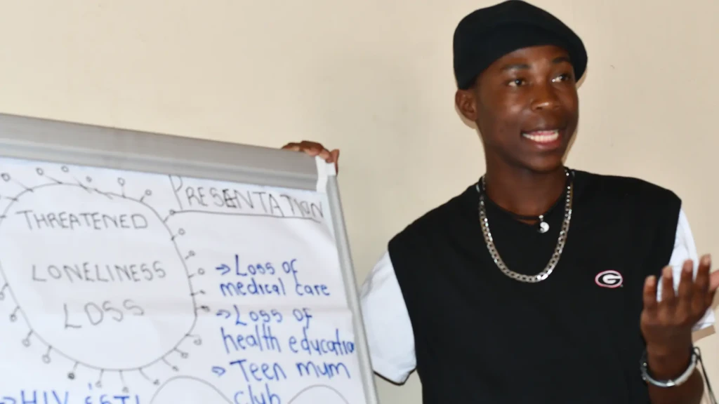 Thormilson Thompson comparte sus comentarios con los miembros del personal de MSF durante una reunión de revisión y planificación para el comité asesor de adolescentes. Mbare, Zimbabue. © Conrad Gweru/MSF