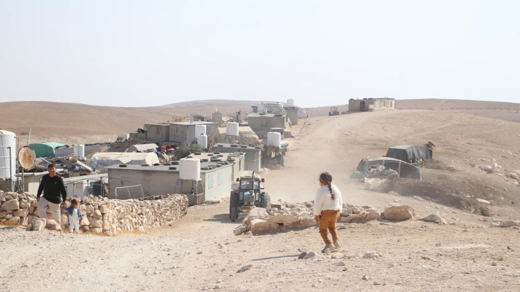 Los residentes de la comunidad de Al Majaz acuden a la clínica MSF, que ofrece servicios de atención primaria en la zona.