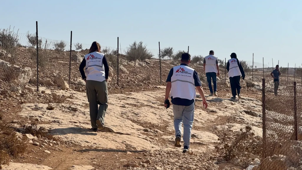El equipo de MSF en Hebrón se dirige a evaluar a una familia que fue atacada por colonos israelíes en Shi'b al-Butum, al sur de Cisjordania. Septiembre de 2025.