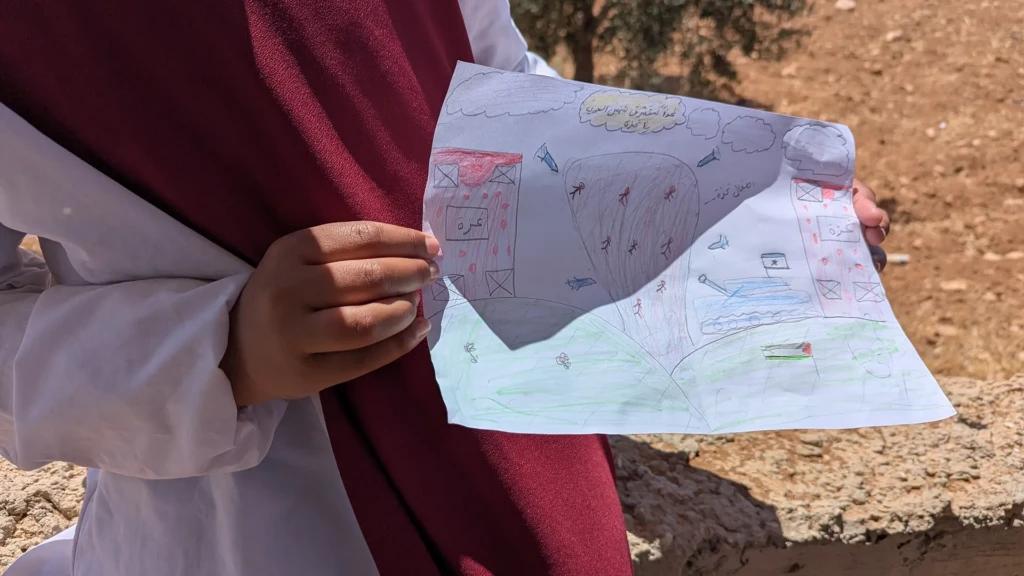 Reema*, 13 años, Masafer Yatta, Cisjordania, Palestina

Muestra un dibujo del día que demolieron su casa. "Salimos de la escuela y, oí a gente hablando de que demolían una casa. Ni por un momento pensé que pudiera ser la nuestra".
