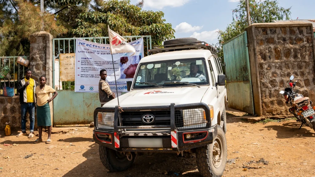 Vehículo de la MSF saliendo del Hospital Principal de Bachuma, apoyado.