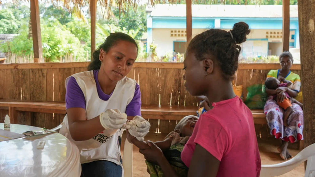 Las madres realizan visitas semanales a los centros de salud de MSF con sus hijos para recibir atención contra la desnutrición. Madagascar, 2026.