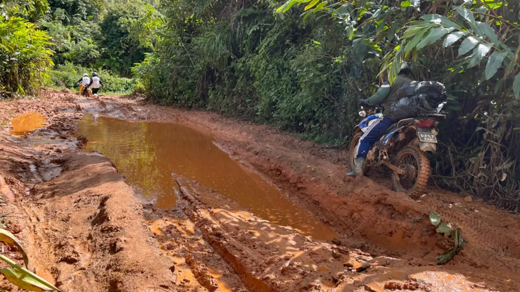 Debido al aislamiento geográfico, la falta de transporte y el acceso limitado a la atención sanitaria, tanto los pacientes como los equipos médicos tienen dificultades para acceder a las instalaciones. Madagascar, 2026.