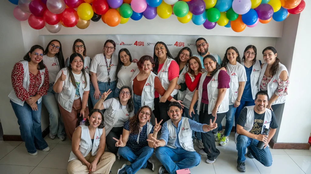 El equipo de MSF en San Pedro Sula durante la celebración del cuarto aniversario de la clínica, donde se invitó a los pacientes y sus familias a unirse a las festividades.