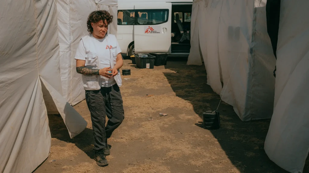 Kelly, enfermera de MSF, sale de la consulta después de atender a una mujer en las afueras de la Ciudad de México.