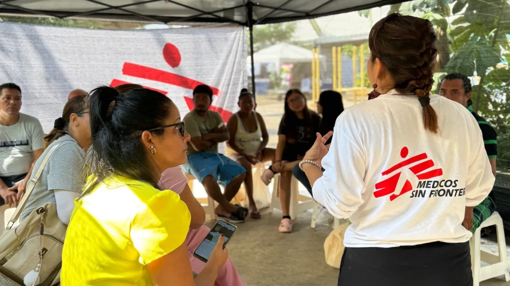 Sesión grupal de salud mental con personas en situación de movilidad en Tapachula, en la frontera de México con Guatemala.