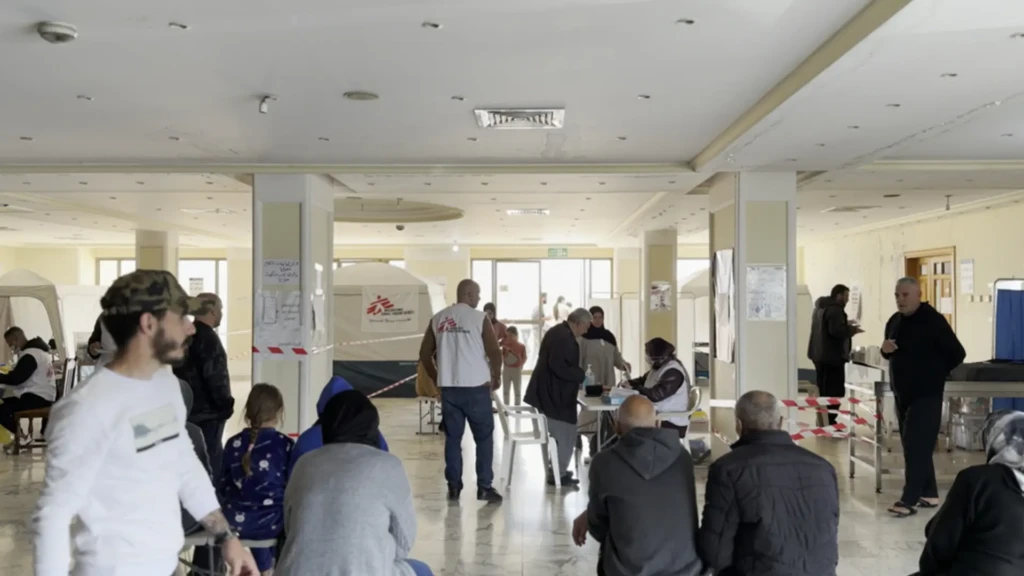 En menos de dos semanas, más de 800,000 personas se han visto obligadas a huir de sus hogares y ciudades en Líbano debido a los incesantes bombardeos israelíes y las órdenes de evacuación generalizadas que afectan a todos por igual.