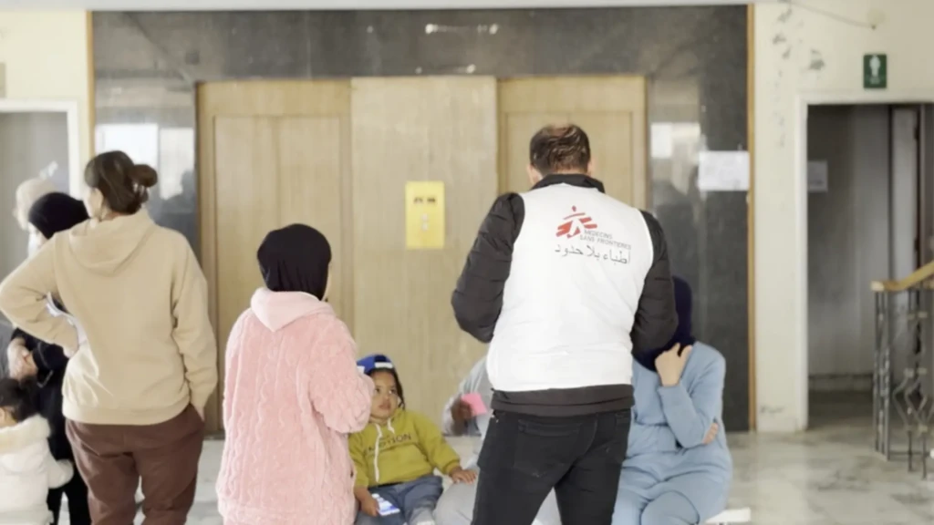 En todo el Líbano, nuestros equipos se movilizaron para acercar la atención médica esencial a las personas desplazadas por la guerra.