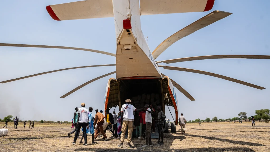 Personal de MSF descarga artículos de ayuda humanitaria transportados por un helicóptero de las Naciones Unidas para las comunidades desplazadas tras los recientes actos de violencia. Chuil, estado de Jonglei, Sudán del Sur, marzo de 2026.