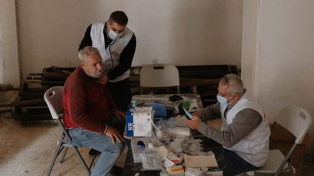Un médico de MSF revisa el pecho de un hombre desplazado mientras un enfermero registra sus constantes vitales. Líbano, Beirut, 2026.