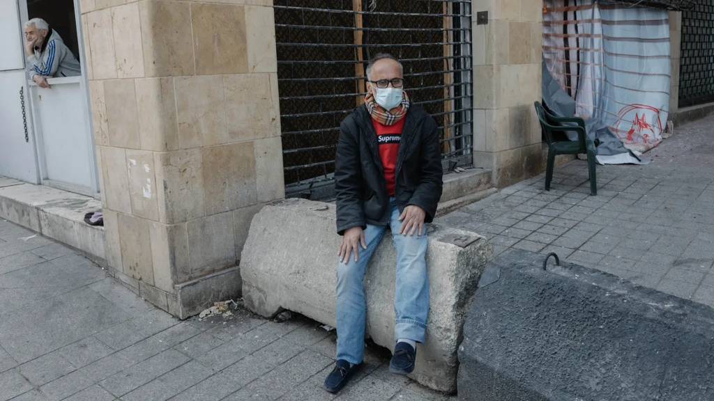 Mohammad padece leucemia. Tras verse desplazado, le preocupa dónde y cómo podrá continuar su tratamiento. Beirut, Líbano, marzo de 2026.