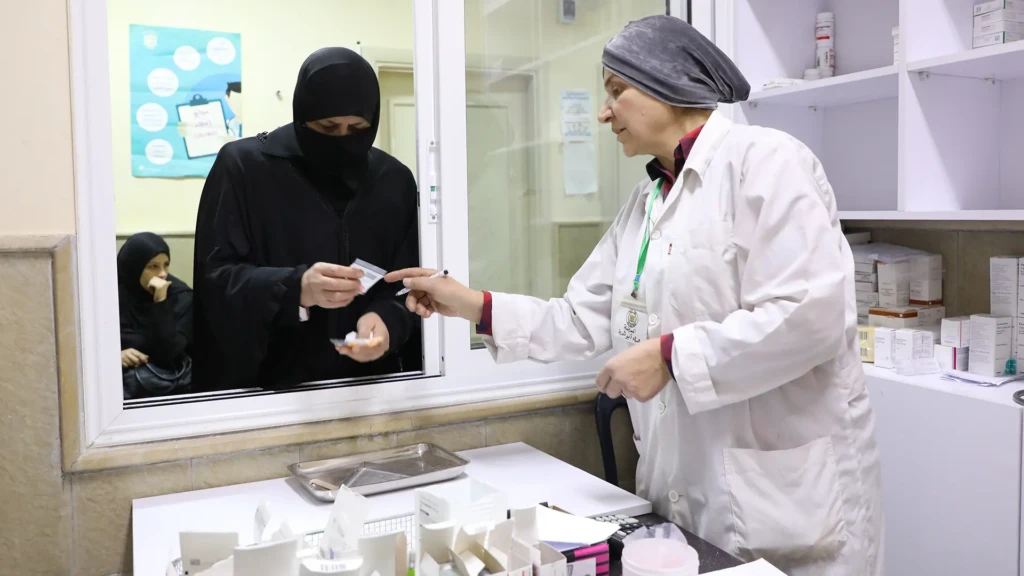 Entrega de medicamentos en el Centro de Atención Primaria de Salud AL-Khalediyah, apoyado por MSF.