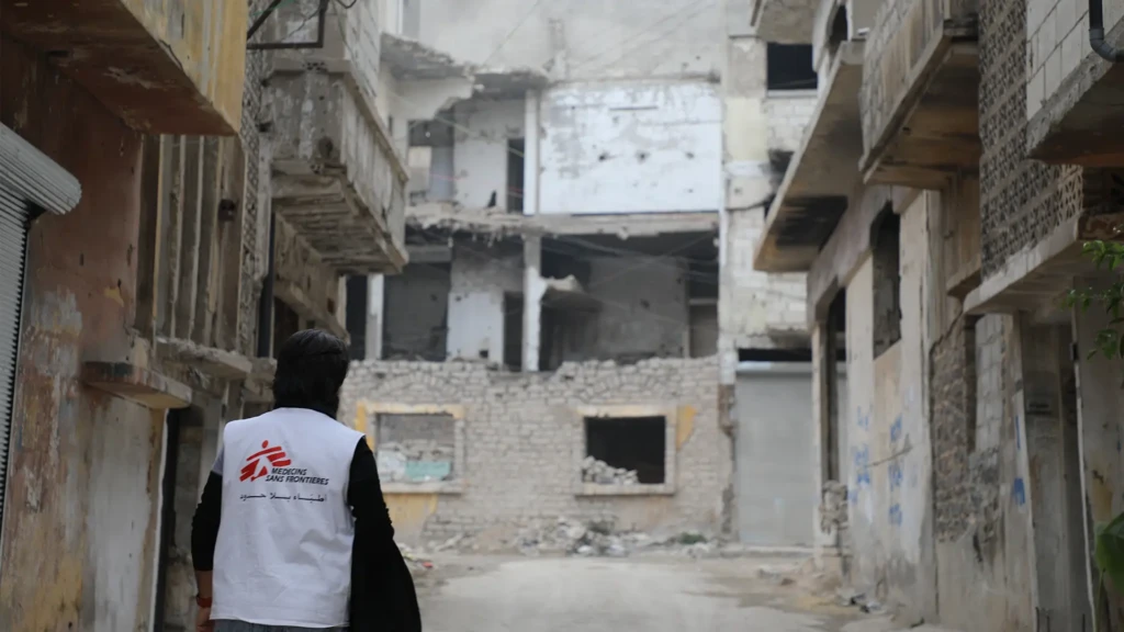 Una enfermero de MSF camina, sobre la extensa destrucción en el barrio de Al-Khalediya, en la ciudad de Homs, Siria.