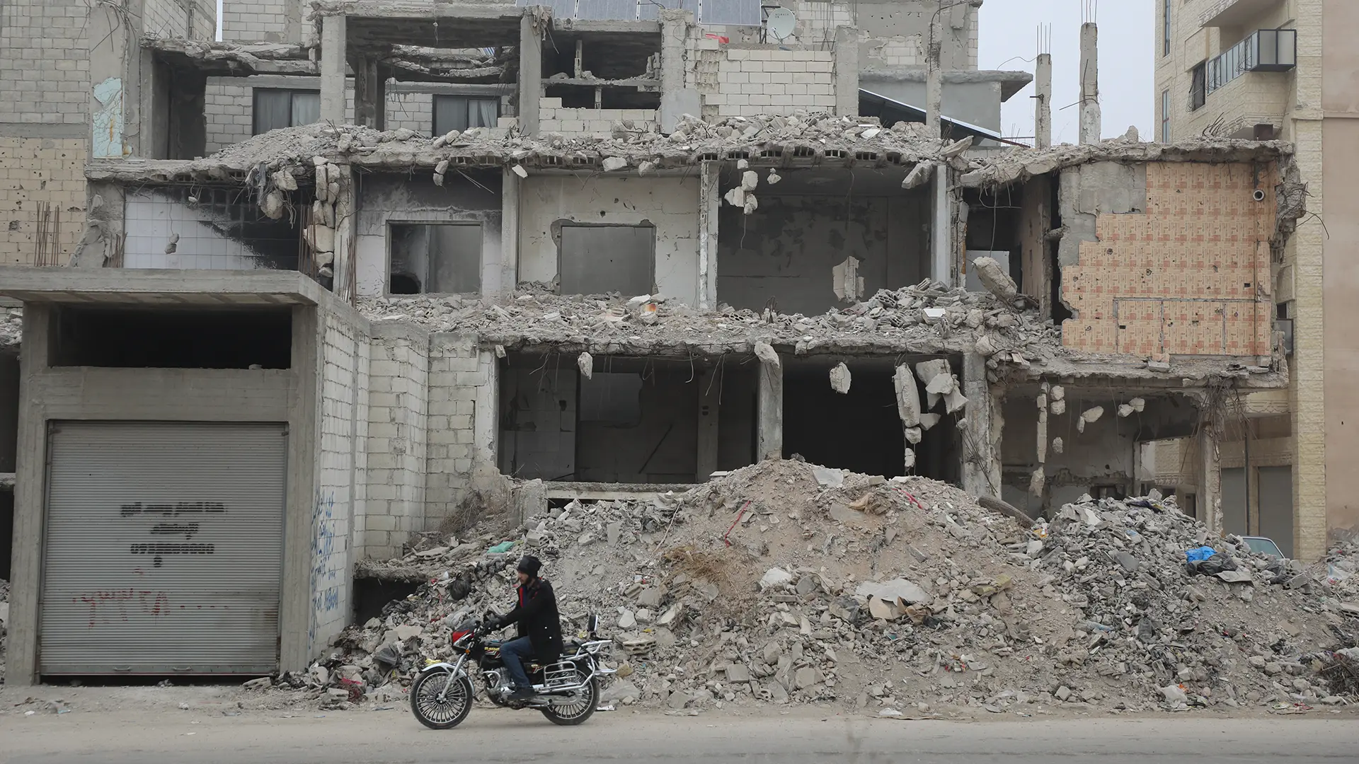 En Siria, los efectos de la guerra son testimonio de un sangriento conflicto que duró catorce años, mientras la gente intenta reconstruir sus vidas. Ciudad de Homs, Siria, diciembre de 2025.