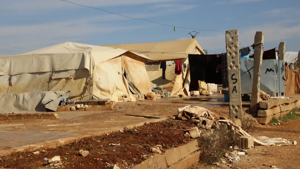 Tiendas de campaña desgastadas de personas desplazadas en los campos de la gobernación de Idlib, Siria.