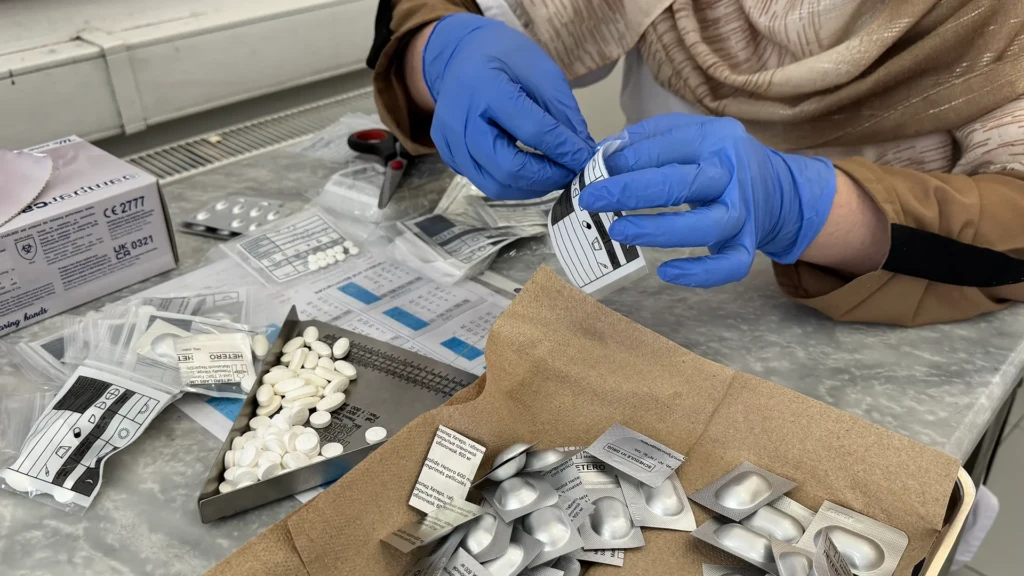 Una enfermera de MSF prepara los medicamentos para la tuberculosis en dosis diarias para ayudar a fortalecer la adherencia al tratamiento entre los pacientes con menor nivel educativo.