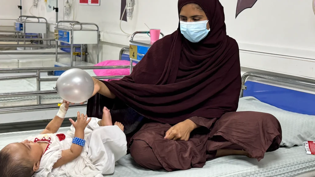 Cuando Nomania, de ocho meses, empezó a tener fiebre y tos, su madre, le compró algunas inyecciones, pero su estado mejoró solo cinco días. Finalmente, fue derivada a las instalaciones de MSF en Kandahar, donde le diagnosticaron desnutrición y tuberculosis.