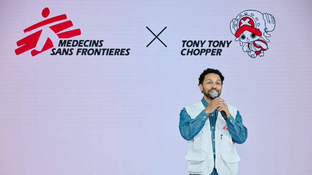 Javid Abdelmoneim, presidente internacional de MSF, en la conferencia de prensa de presentación. © Eiichiro Oda/Shueisha © CHOPPER’s Friends © MSF
