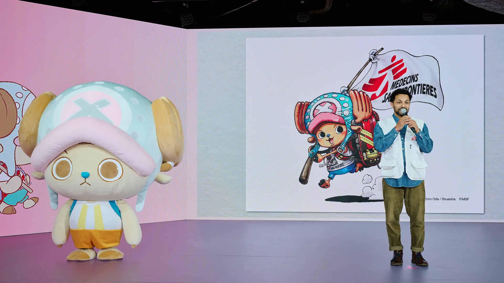 Tony Tony Chopper y Javid Abdelmoneim, presidente de MSF Internacional, en la conferencia de prensa donde se anunció el nombramiento de Chopper como colaborador oficial de MSF en el estudio MIRAIKEN de Tokio, Japón. © Eiichiro Oda/Shueisha © CHOPPER’s Friends © MSF