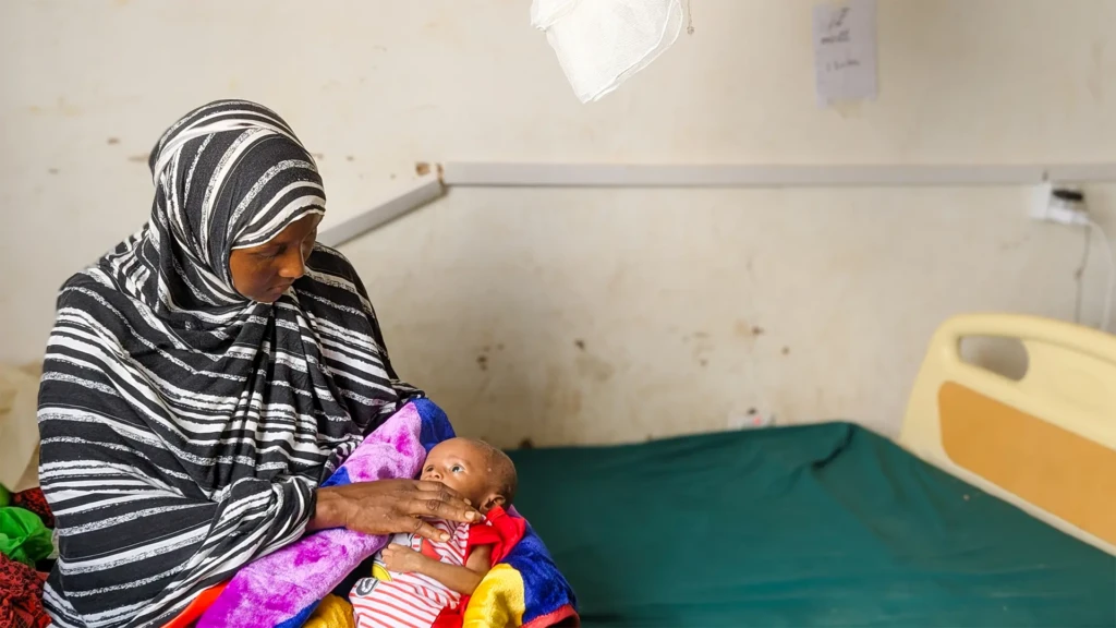 Halima Omar y su hijo Muscab en el Hospital Regional de Mudug al que brinda apoyo MSF.