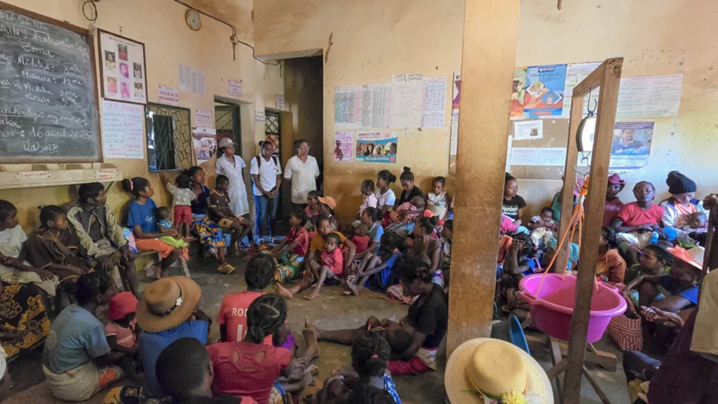 A través de sesiones de sensibilización, los equipos de MSF forman a los padres para identificar signos tempranos de desnutrición en sus hijos e hijas.