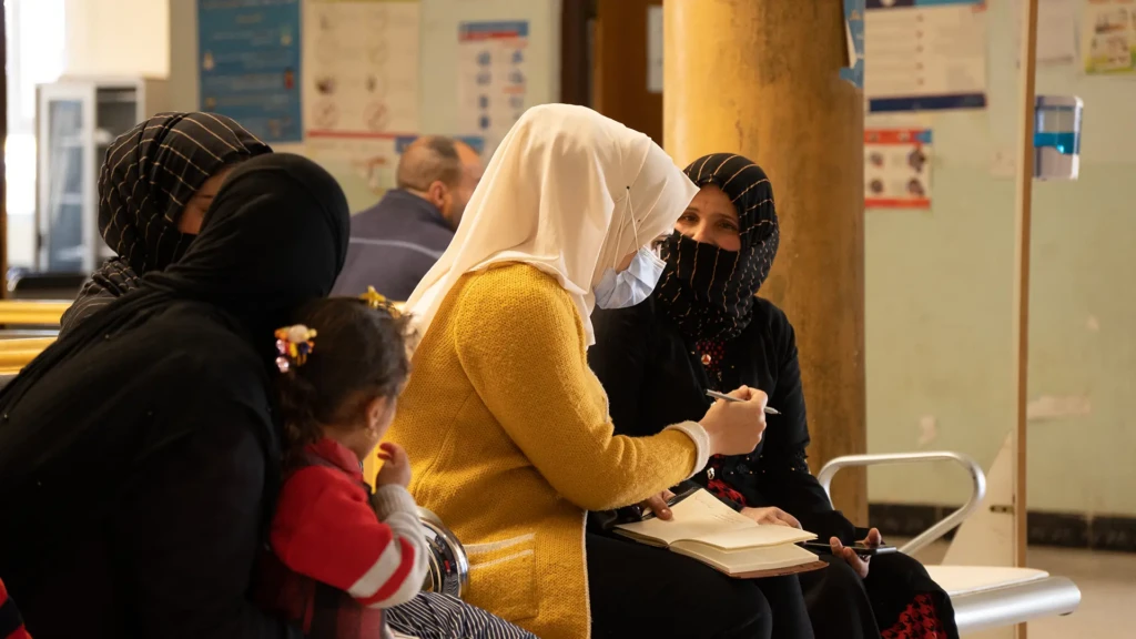 Una trabajadora comunitaria de salud mental de MSF impartiendo una sesión de promoción de la salud con un grupo de mujeres y sus hijos en el subdistrito de Abbasi en Hawija, al oeste de Kirkuk.