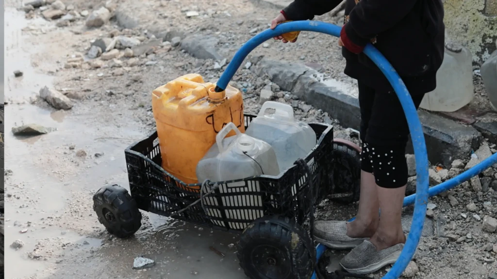 Un niño palestino está recogiendo agua en la ciudad de Beit Lahia, al norte de la Franja de Gaza.