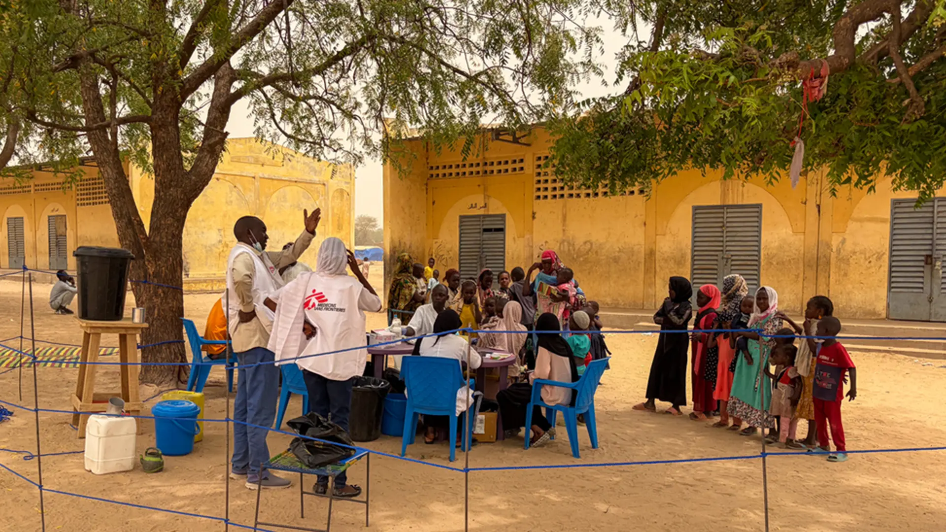 Los equipos de MSF llevan a cabo vacunas de emergencia contra el sarampión en Adré, con 40 equipos desplegados por toda la ciudad para aumentar la cobertura y ayudar a contener el brote. Lugar de vacunación, Adré, provincia de Ouaddaï, Chad.