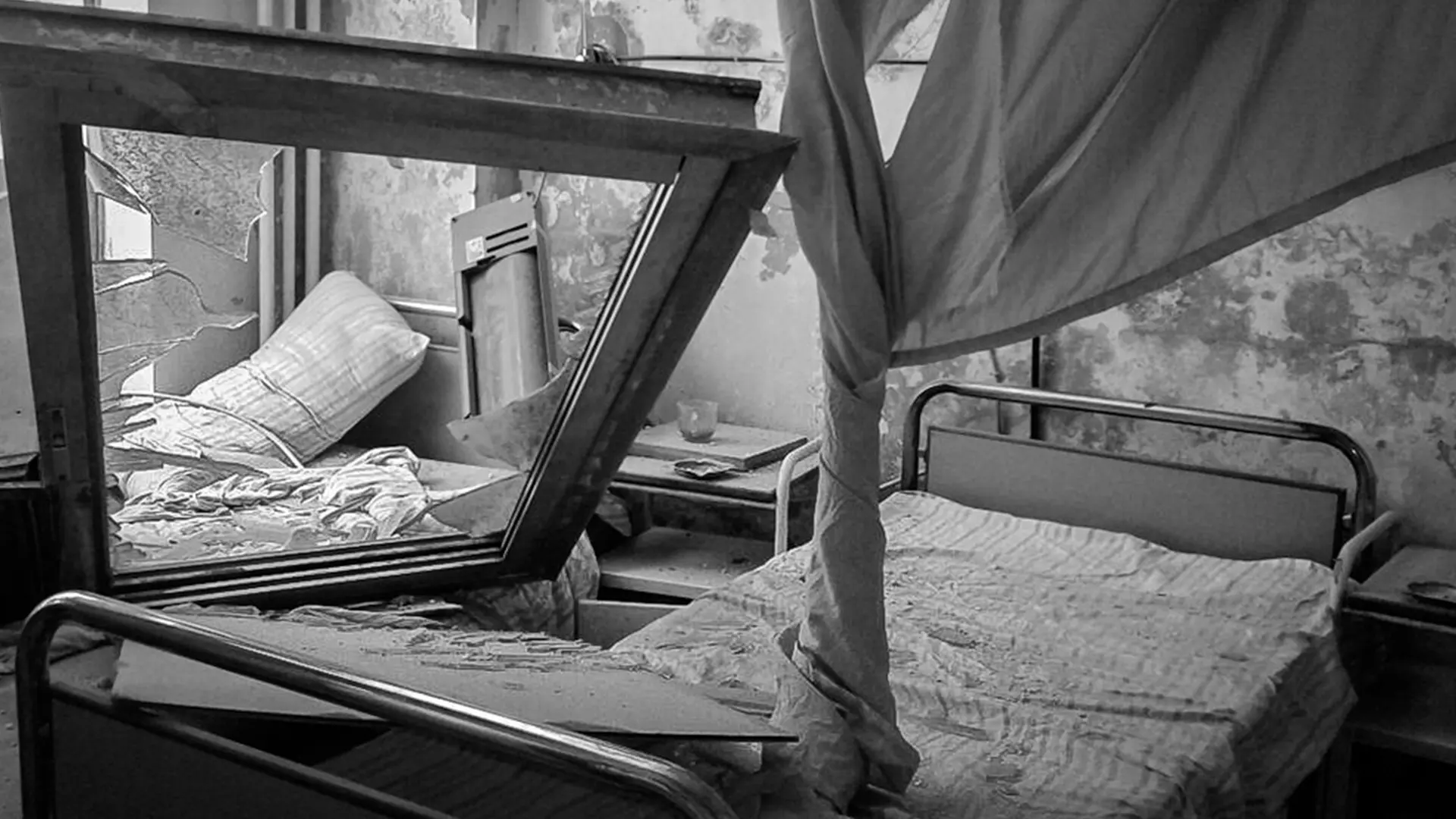 Vista de los daños dentro y fuera del hospital Al-Daqaq, apoyado por MSF, tras dos atentados con bomba ocurridos en las cercanías. Siria, agosto de 2016.