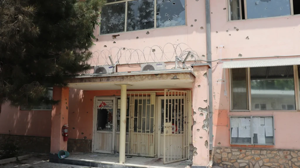 La entrada a la oficina principal del complejo hospitalario Dasht-e-Barchi está plagada de agujeros de bala y cristales rotos a causa de las explosiones ocurridas el martes 12 de mayo. Kabul, Afganistán, 13 de mayo de 2020.
