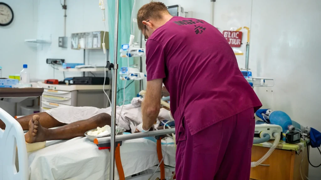 El Dr. Ante Makela, anestesista, atendiendo a un paciente en la unidad de cuidados intensivos en el Hospital de MSF en Tabarre. © Marx Stanley Léveillé/MSF