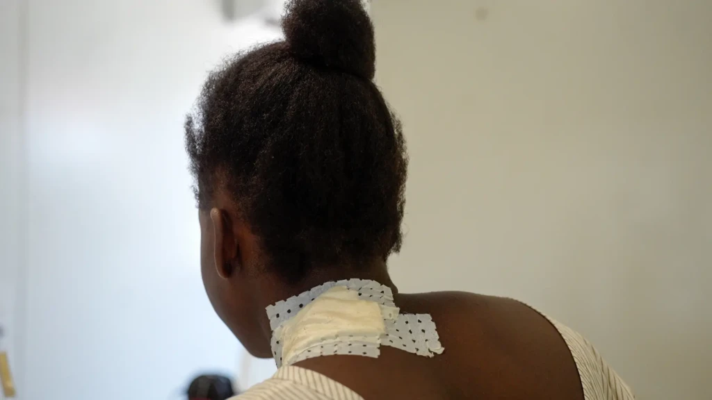 Linda, de 21 años, fue alcanzada por una bala perdida mientras estaba en la iglesia. El disparo fue realizado por miembros de un grupo armado que abrieron fuego contra un helicóptero policial a solo unas calles de distancia