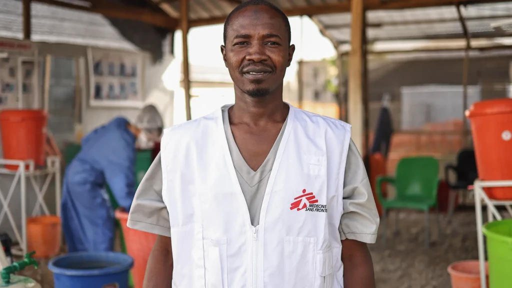 Un retrato del supervisor de agua y saneamiento de MSF, Alhaji Ali Innabe, en el centro de tratamiento de fiebre de Lassa, apoyado por MSF. Bauchi, Nigeria.